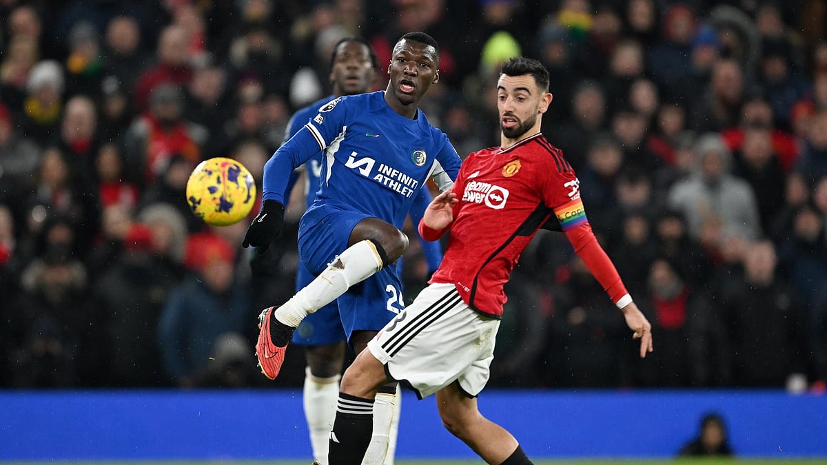 ইংলিশ প্রিমিয়ার লিগে আজ রাতে মুখোমুখি মোইসেস কাইসেদোর (বাঁয়ে) চেলসি ও ব্রুনো ফার্নান্দেজের ম্যানচেস্টার ইউনাইটেড