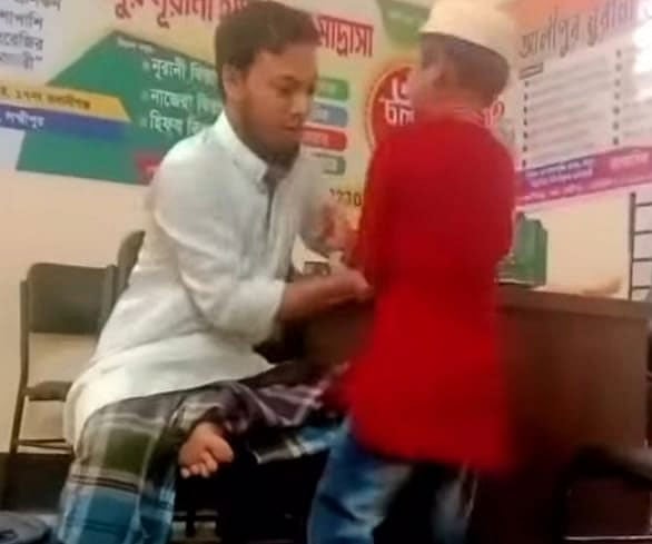 লক্ষ্মীপুরে শিশু শিক্ষার্থীকে শিক্ষকের মারধরের ভিডিও ছড়িয়ে পড়েছে সামাজিক যোগাযোগ মাধ্যমে