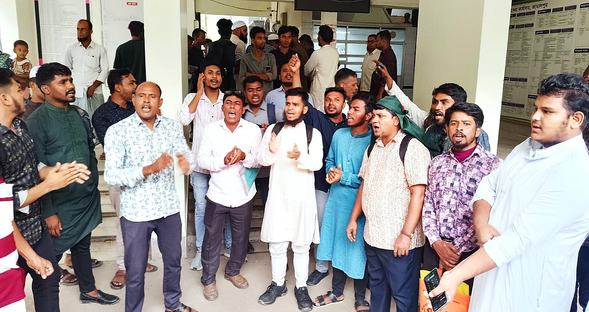 জামালপুরে চেক বিতরণে বিলম্ব হওয়ায় বৈষম্যবিরোধী ছাত্র আন্দোলনে আহত ব্যক্তিদের বিক্ষোভ। এ সময় তাঁরা বিভিন্ন স্লোগান দেন। আজ দুপুরে জেলা প্রশাসকের কার্যালয়ের সামনে