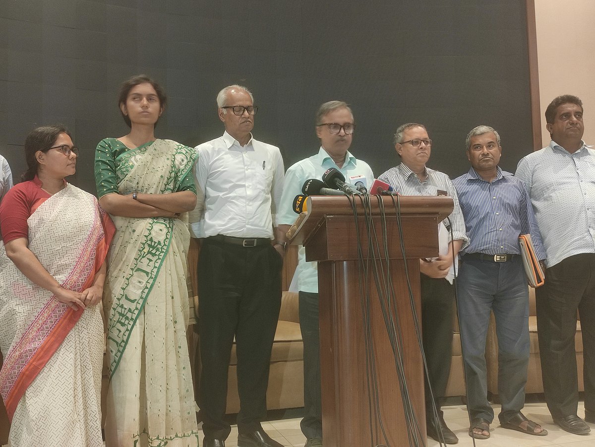 জাতীয় সংসদের এলডি জাতীয় ঐকমত্য কমিশনের সঙ্গে বৈঠক শেষে গণমাধ্যমের সঙ্গে কথা বলেন বজলুর রশীদ ফিরোজ