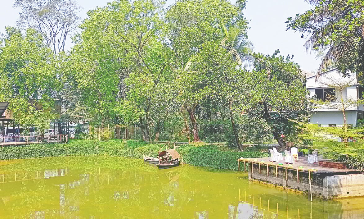 সোনা পাহাড়ের ভেতরে বিশাল জলাশয়। তীরে পাটাতনে বসে অবকাশ যাপন। চারপাশে সবুজের বিস্তার