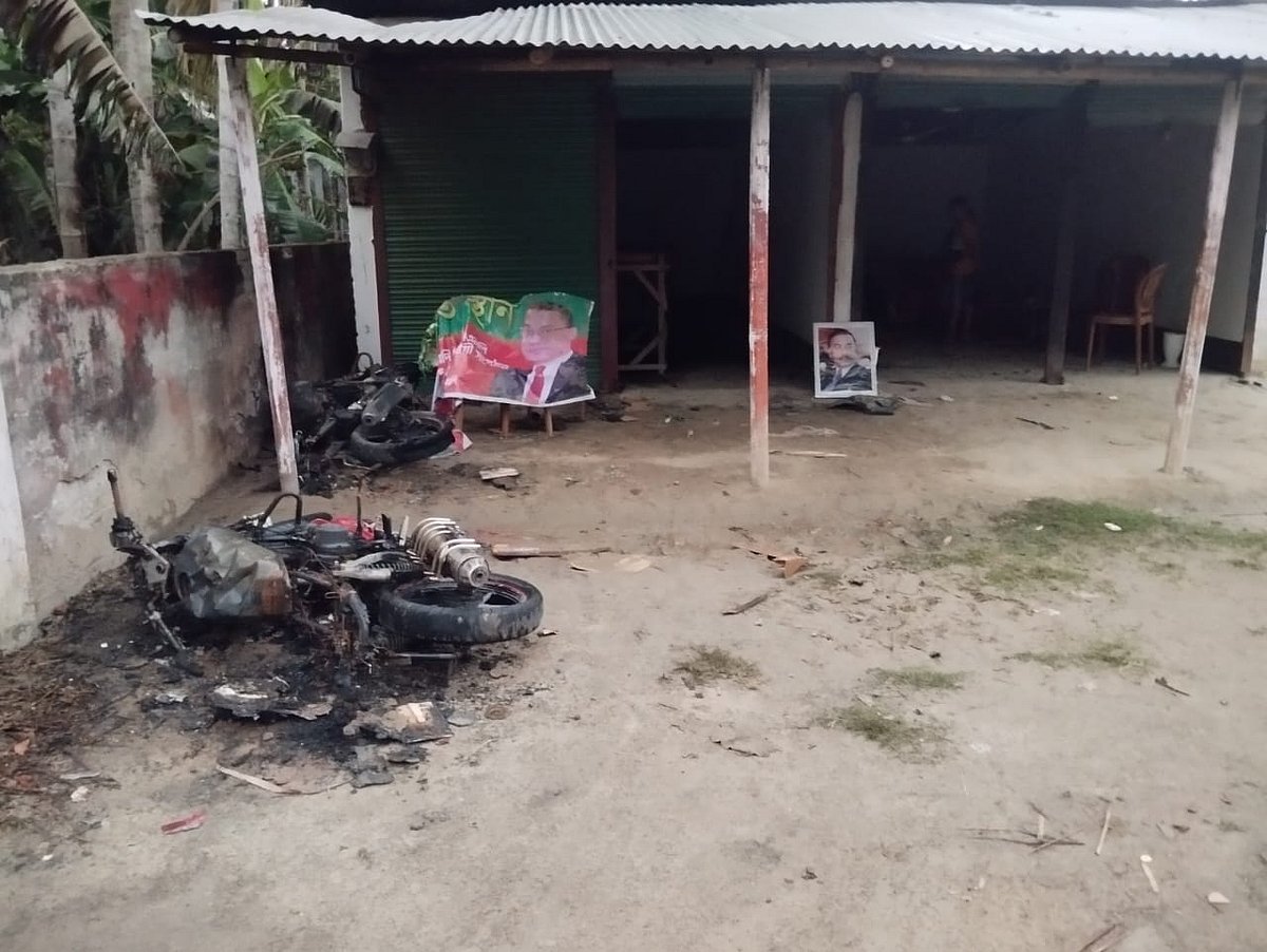 পুকুর ইজারা নিয়ে উত্তেজনার জের ধরে বিএনপির কার্যালয়ে অগ্নিসংযোগের ঘটনা ঘটে। সেখানে দুটি পোড়া মোটরসাইকেল পড়ে রয়েছে। বৃহস্পতিবার বিকেলে রাজশাহী পুঠিয়া রাজবাড়ি বাজার