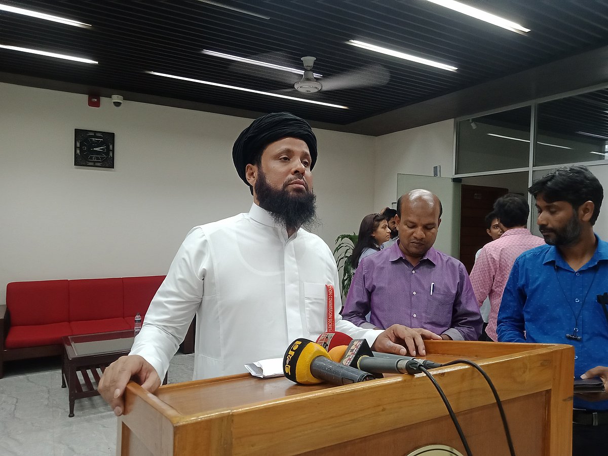 সিইসির সঙ্গে দেখা করার পর সাংবাদিকদের সঙ্গে কথা বলেন শফিকুর রহমান। নির্বাচন কমিশন, ঢাকা। ১৫ মে