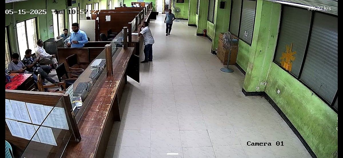 আজ সকাল এগারোটায় ঢাকা কাস্টমস হাউসের একাংশ