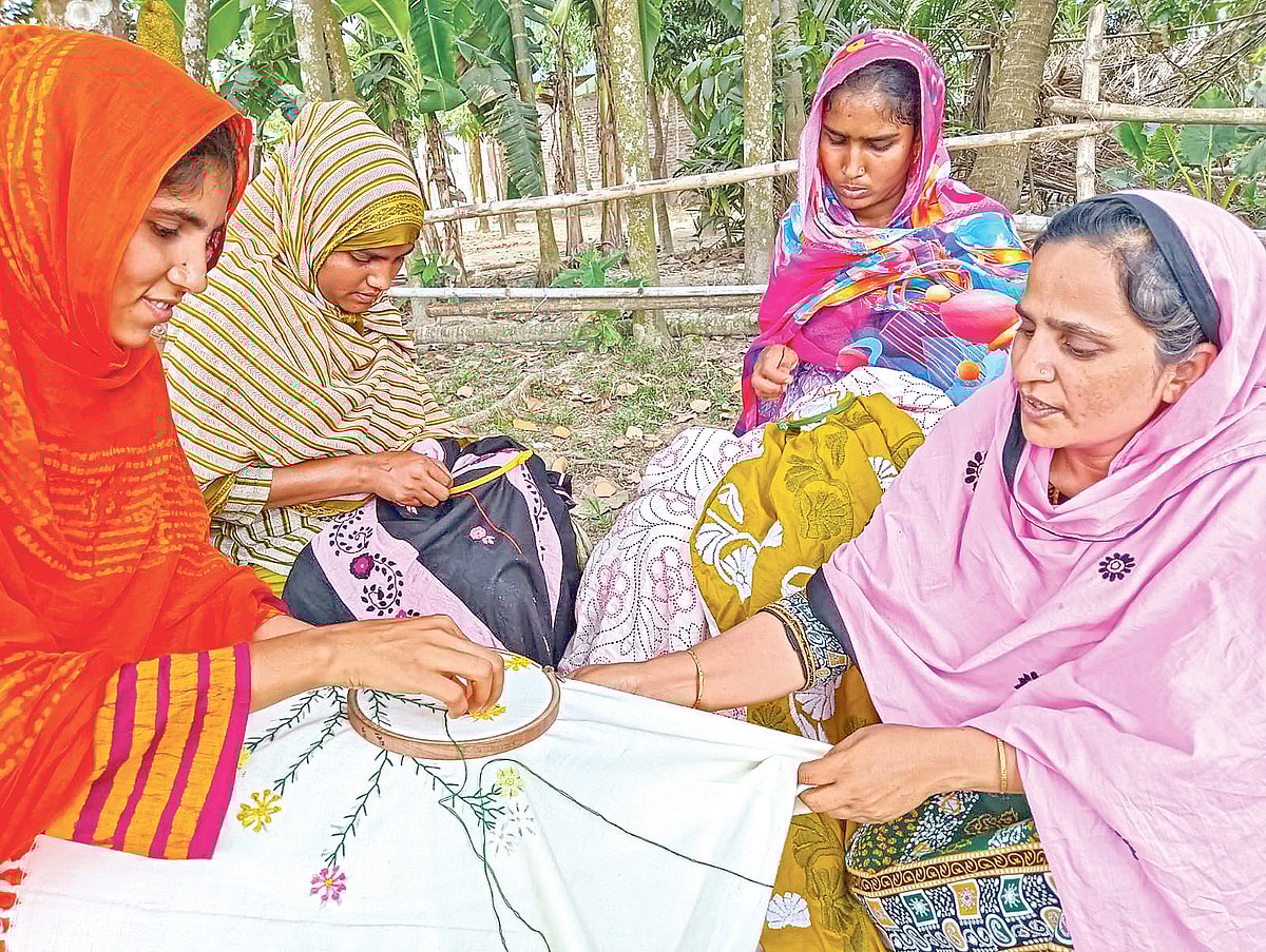 নারীদের নকশার কাজ শেখাচ্ছেন সাবিনা বেগম (গোলাপি ওড়না পরা)। সম্প্রতি রংপুরের পীরগঞ্জ উপজেলার বাহাদুরপুর গ্রামে