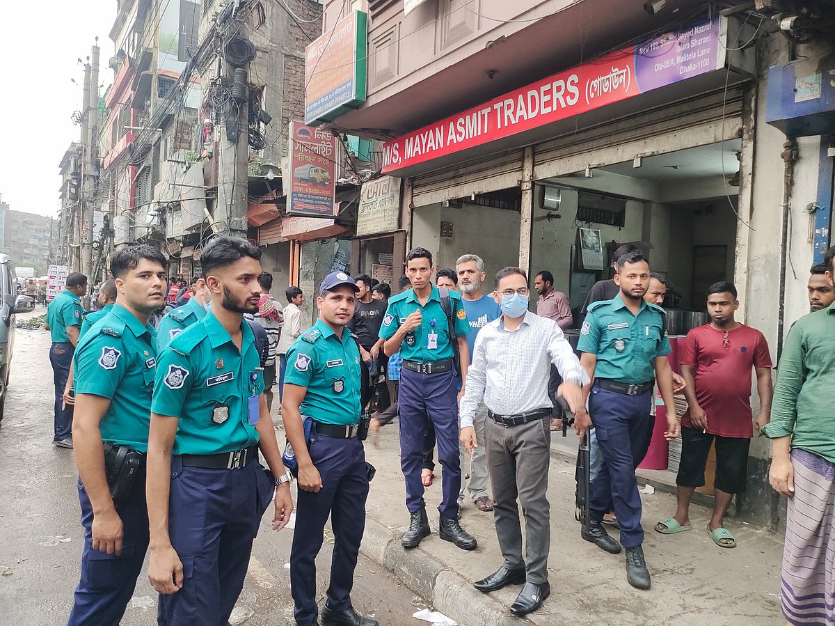 সড়কের দুই পাশে মালামাল ফেলে রেখে যানবাহন ও পথচারীদের চলাচলে বিঘ্ন ঘটানোয় কয়েকজনকে জরিমানা করেন ভ্রাম্যমাণ আদালত। ঢাকা, ১৫ মে