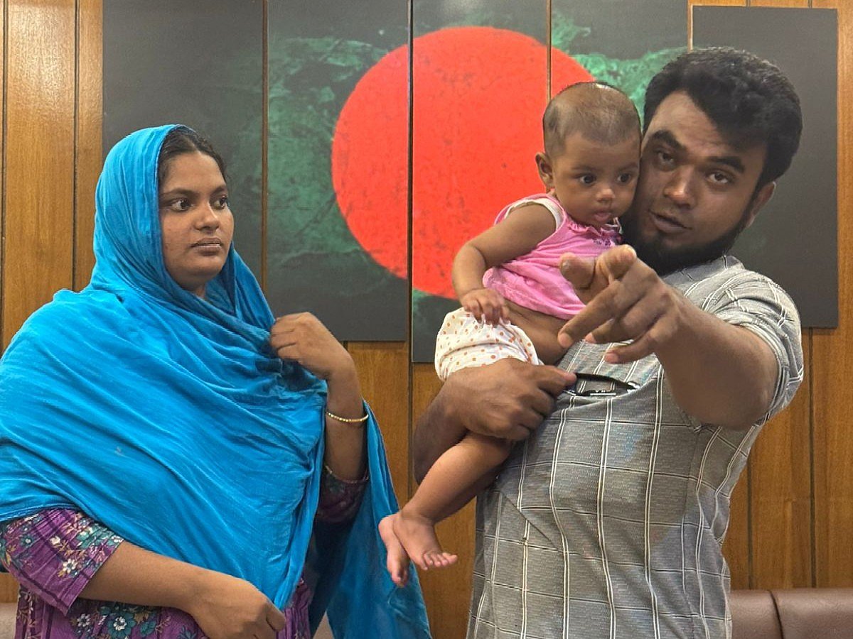 সাত দিন পর শিশুটিকে ফিরে পেয়ে আপ্লুত মা-বাবা। গতকাল রাতে নারায়ণগঞ্জের ফতুল্লা থানায়