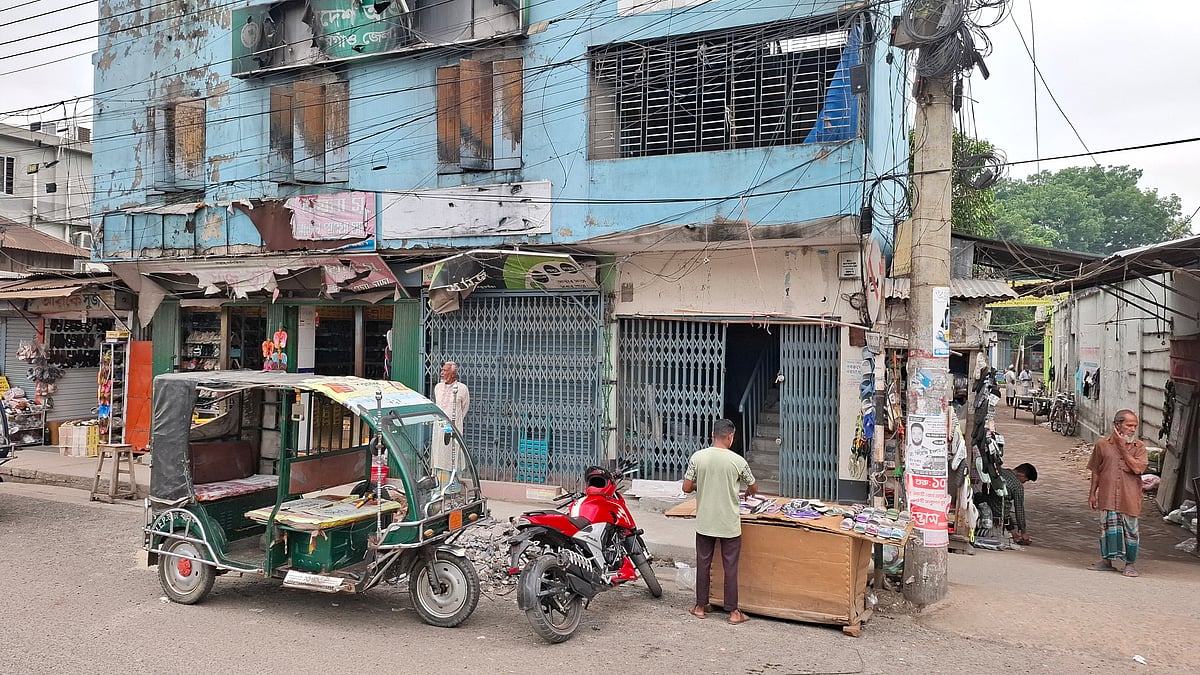 ঠাকুরগাঁওয়ে আওয়ামী লীগের কার্যালয়ে লাগানো ‘জুলাই যোদ্ধা’ সাইনবোর্ডটি সরিয়ে ফেলা হয়েছে। আজ বৃহস্পতিবার দুপুরে
