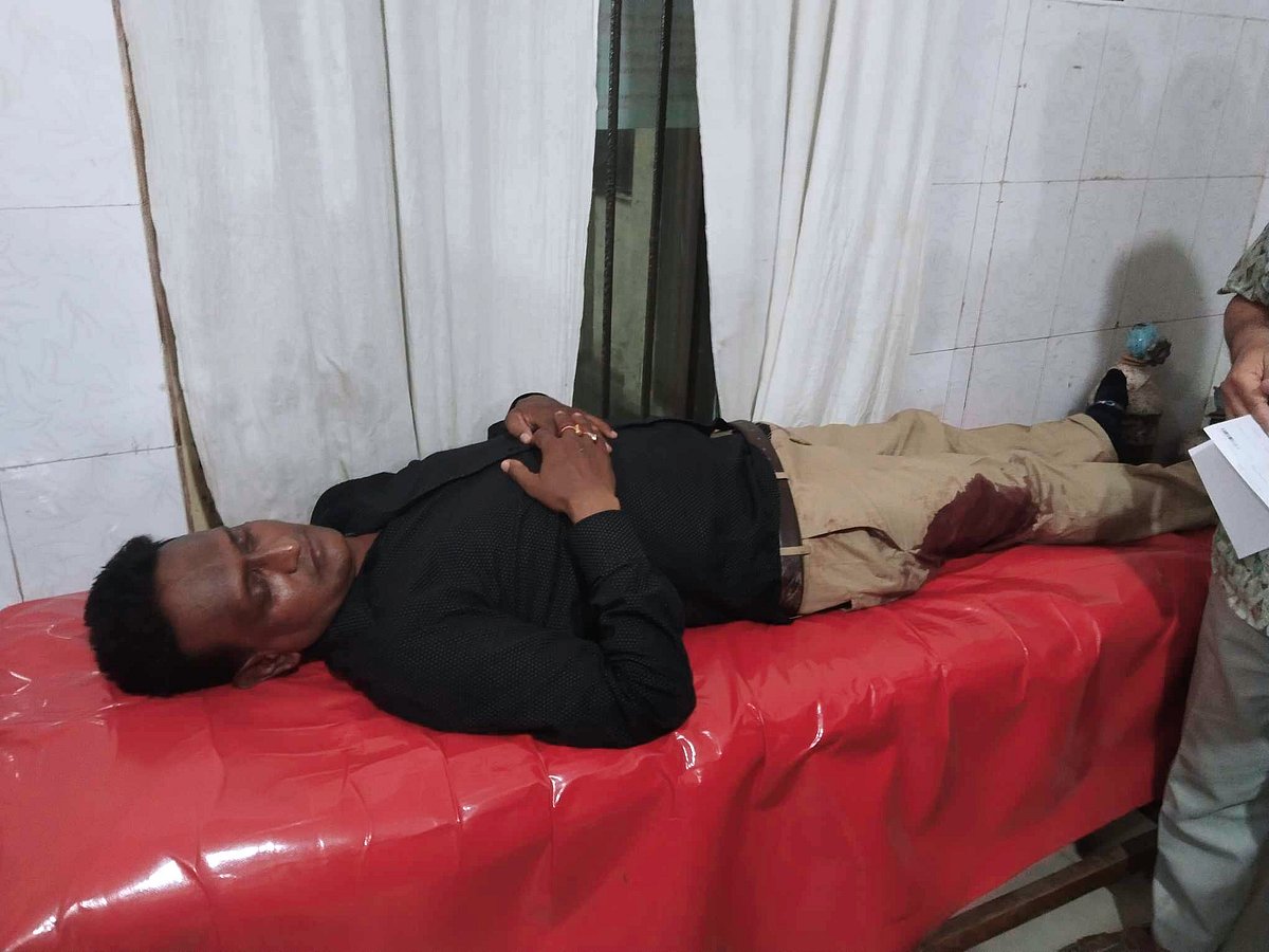 হামলায় আহত সাংবাদিক বাহার রায়হান। বৃহস্পতিবার রাতে কুমিল্লা জেনারেল হাসপাতালে