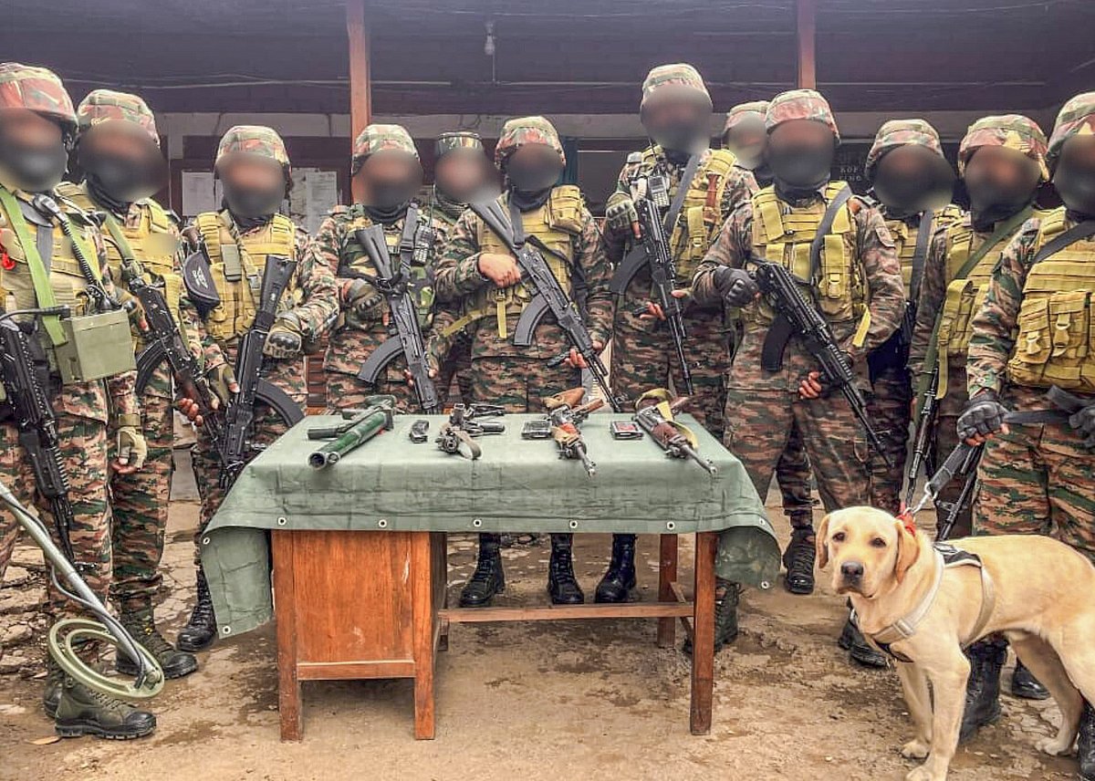 ভারতের মণিপুর রাজ্যের কয়েকটি এলাকায় অভিযান চালিয়ে অস্ত্রশস্ত্র উদ্ধার করেছে সেনাবাহিনী ও আসাম রাইফেলস। ৫ মে, মণিপুর