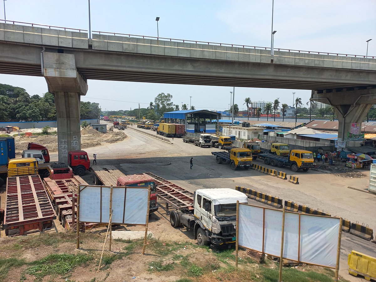 শ্রমিকদের মারধরের অভিযোগে চট্টগ্রাম বন্দরে কর্মবিরতি পালন করছে প্রাইম মুভার চালক-শ্রমিকেরা। আজ বেলা ১২টার দিকে বন্দরের সল্টগোলা এলাকায়