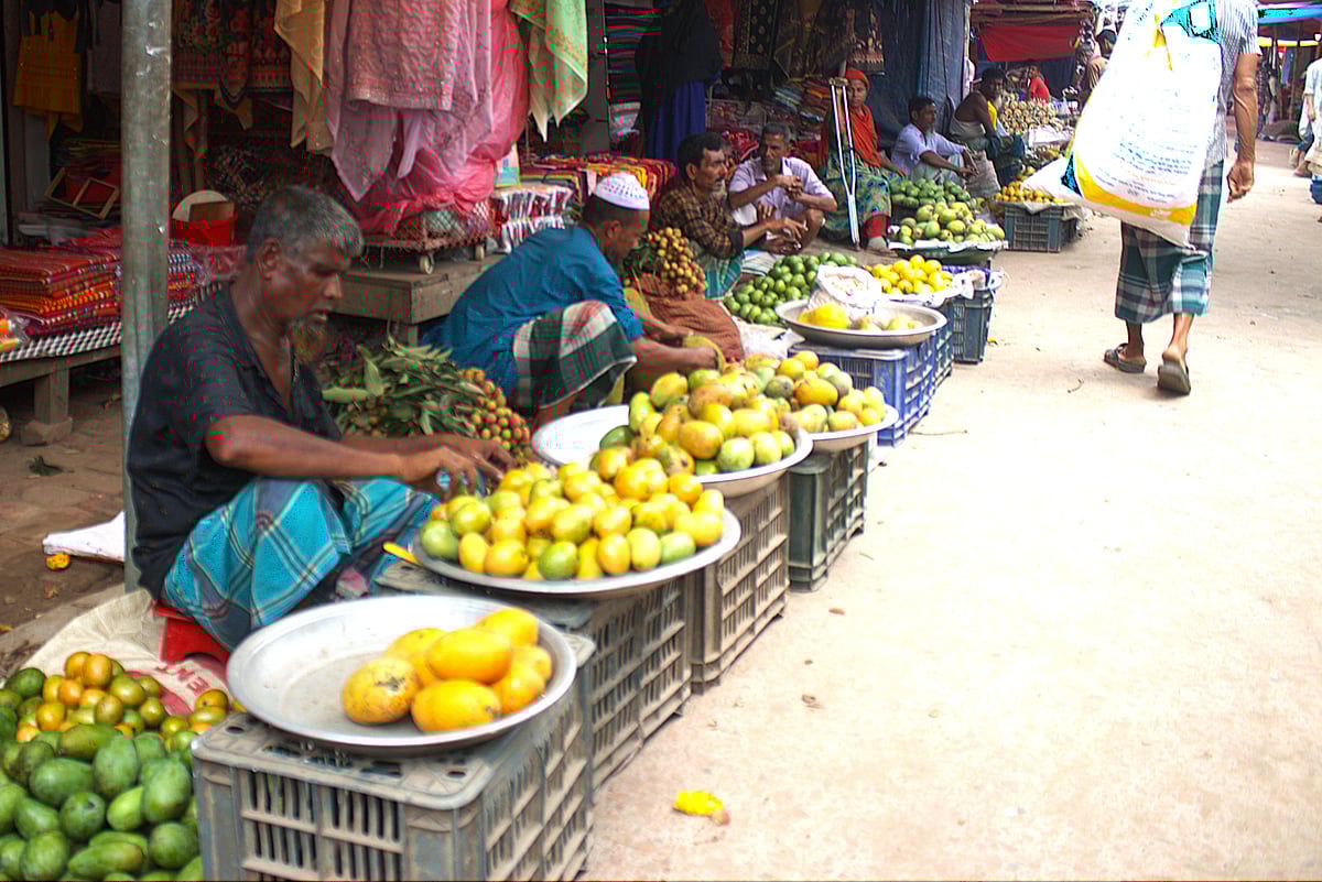 গাজীপুরের শ্রীপুর উপজেলার বারমী বাজারের সাপ্তাহিক হাটের দৃশ্য। প্রতি বুধবার এ বাজার মৌসুমি ফলে সয়লাব হয়ে যায়। গতকাল সকালে বরমী হাটের ফলপট্টিতে