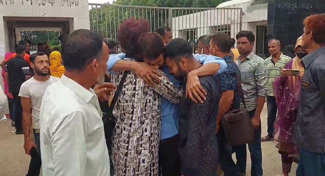 গাজীপুরে কারাগার থেকে বেরিয়ে কারা ফটকে আত্মীয়স্বজনদের দেখে আবেগ আপ্লুত হয়ে পড়েন তাঁরা। আজ বৃহস্পতিবার সকালে
