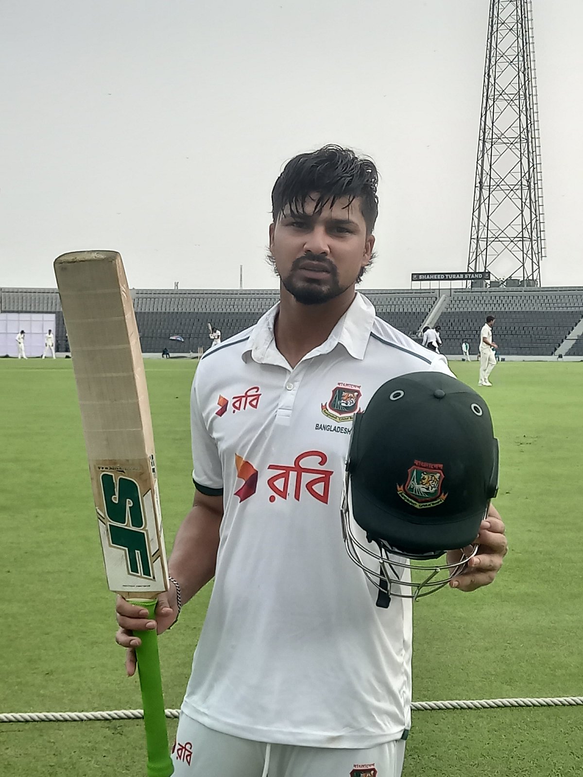 সেঞ্চুরি করে মাঠ ছেড়েছেন নুরুল হাসান।