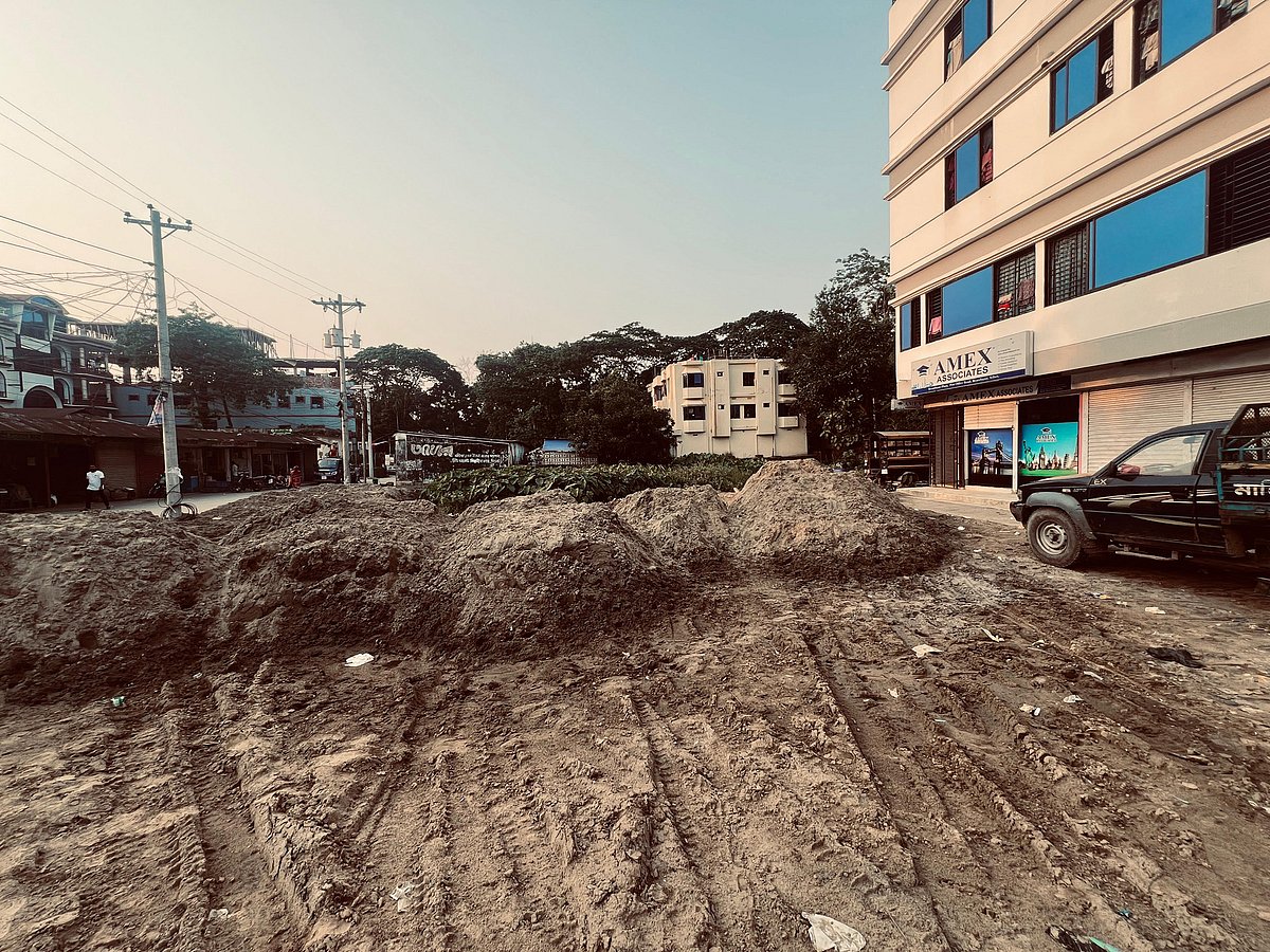 সিলেটের বিয়ানীবাজার উপজেলার নবাং গ্রামে মাটি ফেলে ভরাট করা ব্যক্তিমালিকানাধীন পুকুরটি। গত শনিবার বিকেলে তোলা