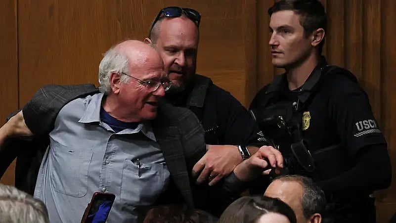 বেন অ্যান্ড জেরির সহপ্রতিষ্ঠাতা বেন কোহেন গতকাল বুধবার গ্রেপ্তার হন