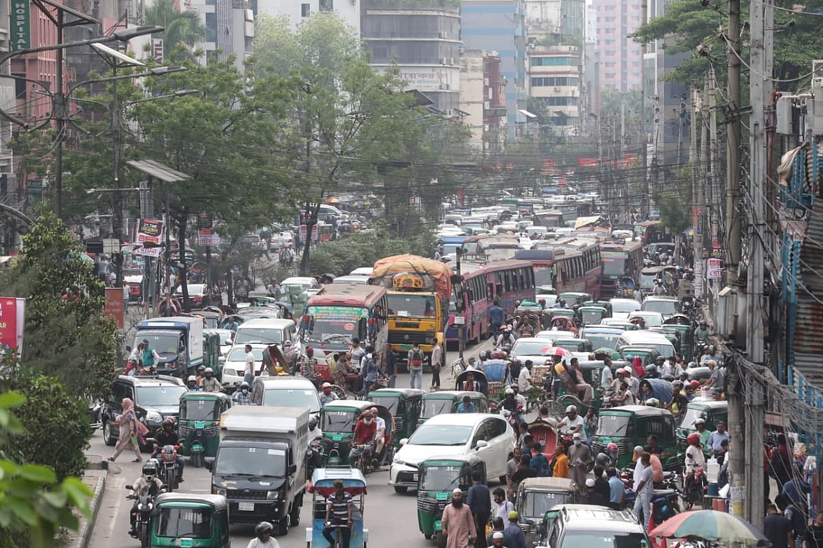 জগন্নাথ বিশ্ববিদ্যালয়ের শিক্ষার্থীদের সড়ক অবরোধের কারণে আশপাশের এলাকায় তীব্র যানজট তৈরি হয়েছে। আজ বৃহস্পতিবার দুপুরে কাকরাইল এলাকা থেকে তোলা