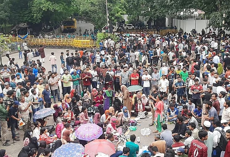 রাজধানীর কাকরাইল মোড়ে অবস্থান কর্মসূচি পালন করেন জগন্নাথ বিশ্ববিদ্যালয়ের শিক্ষার্থী ও শিক্ষকেরা। আজ বৃহস্পতিবার