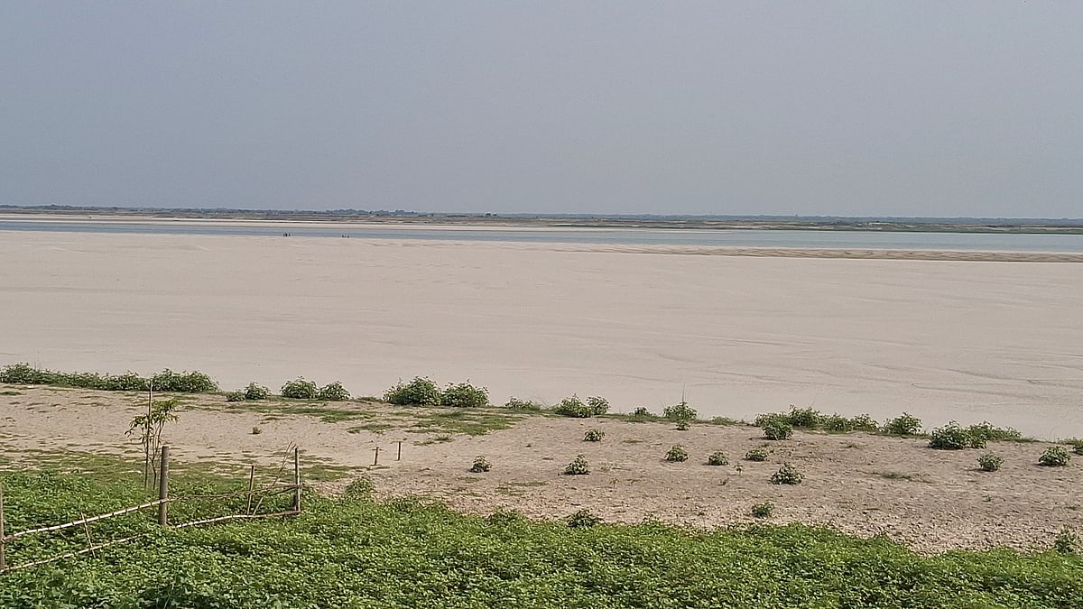 পদ্মায় পানিপ্রবাহ না থাকায় শুকনো মৌসুমে বিশাল এলাকা চর পড়ে যায়। সম্প্রতি রাজশাহী নগরের তালাইমারী এলাকায় পদ্মা নদীতে