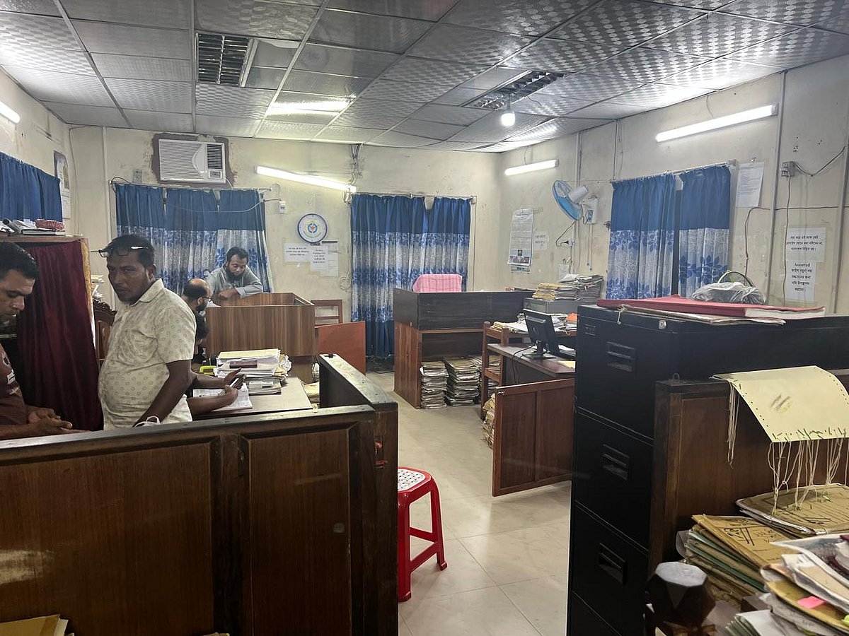 এনবিআর বিলুপ্তির অধ্যাদেশ জারির প্রতিবাদে যশোরের বেনাপোল স্থলবন্দরে দ্বিতীয় দিনের কলমবিরতি চলছে। সকাল ৯টা থেকে কর্মকর্তা-কর্মচারীদের অধিকাংশ নিজেদের চেয়ারে বসেননি। আজ সকালে স্থলবন্দরের কার্যালয়ে