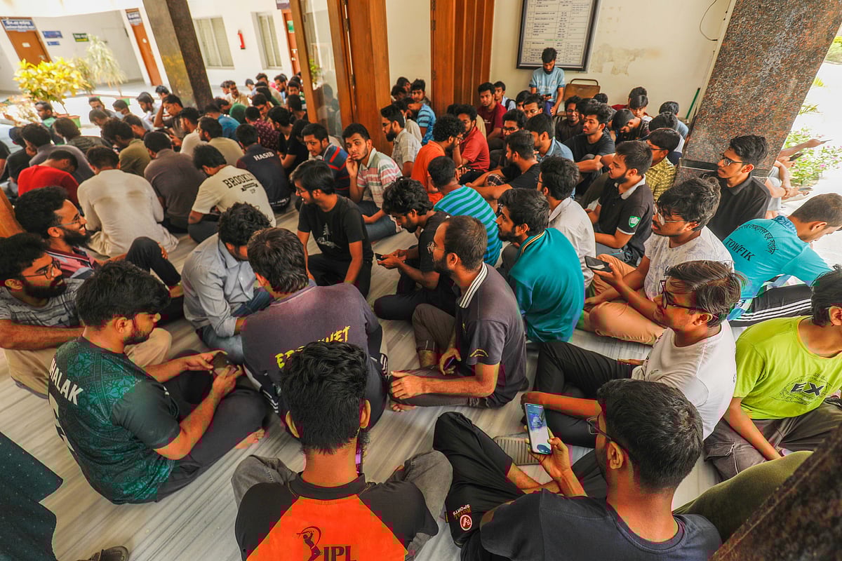 তিন দফা দাবিতে কুয়েটের প্রশাসনিক ভবনের নিচে অবস্থান কর্মসূচি পালন করেন শিক্ষার্থীরা। বৃহস্পতিবার দুপুরে