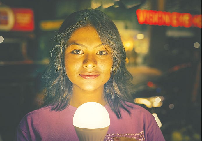 ১৬ মে আন্তর্জাতিক আলোক দিবস। এবারের প্রতিপাদ্য হলো, ‘আলো, উদ্ভাবন, সমাজ’। মডেল: শখ