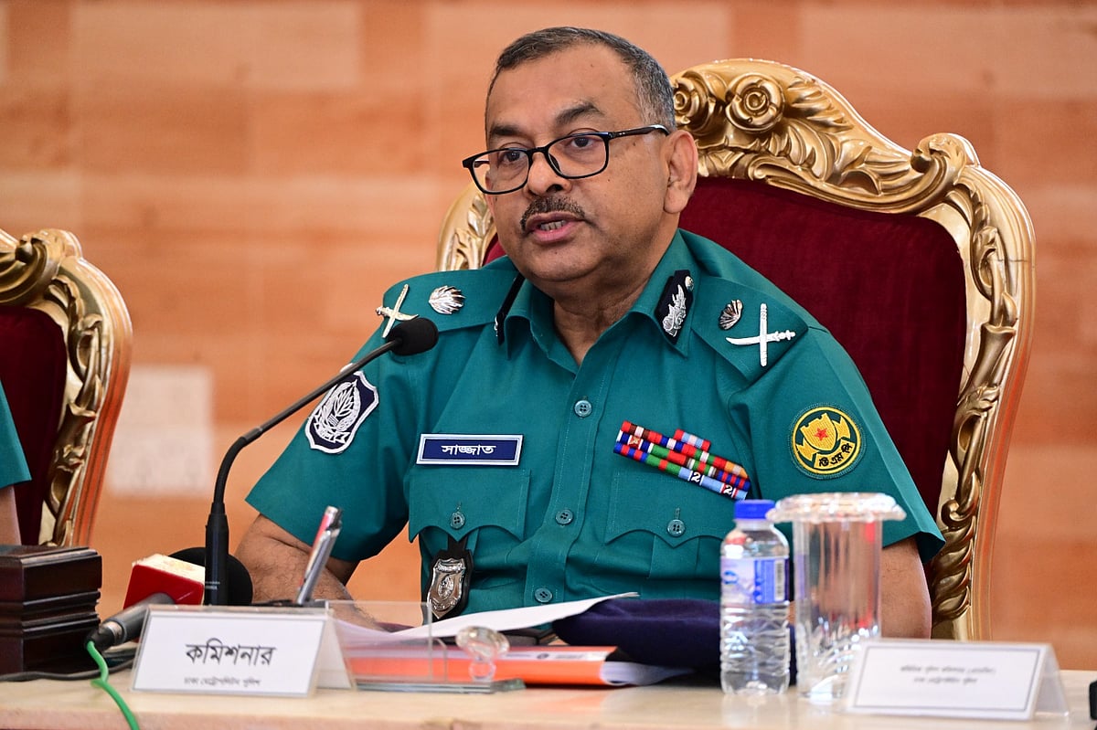 রাজারবাগ পুলিশ লাইনস মিলনায়তনে এপ্রিল মাসের অপরাধ পর্যালোচনা সভায় বক্তব্য দেন ডিএমপি কমিশনার শেখ মো. সাজ্জাত আলী