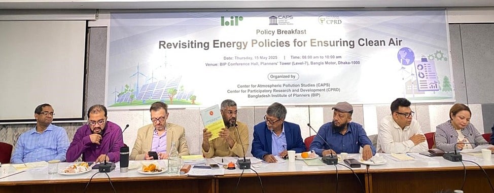 ‘নির্মল বায়ু নিশ্চিত করতে জ্বালানি নীতির পুনর্বিবেচনা’ শীর্ষক পলিসি ব্রেকফাস্টের অতিথিরা