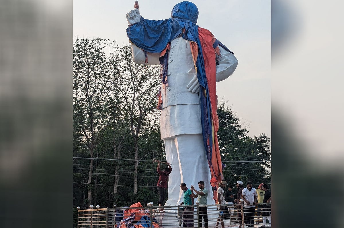 ভেঙে ফেলা হচ্ছে রাঙামাটি উপজেলা পরিষদের সামনে অবস্থিত ৩১ ফুট উঁচু বঙ্গবন্ধু শেখ মুজিবুর রহমানের ভাস্কর্য। এর আগে গত আগস্ট মাসে ভাস্কর্যের মাথা ঢেকে দেওয়া হয়েছিল। আজ সন্ধ্যা ছয়টায় তোলা