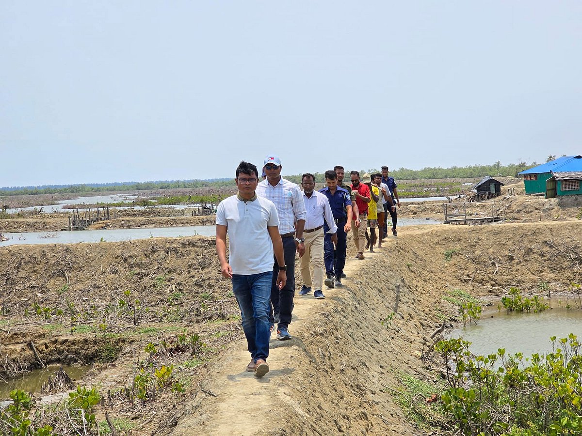 প্রতিবেশ সংকটাপন্ন সোনাদিয়ায় ৪ হাজার একর প্যারাবন ধ্বংস করে ৪৪টি চিংড়িঘের নির্মাণ করা হয়েছে। ক্ষতিগ্রস্ত বন পরিদর্শন করে উপজেলা নির্বাহী কর্মকর্তার নেতৃত্বে জেলা প্রশাসনের একটি দল। আজ দুপুরে তোলা