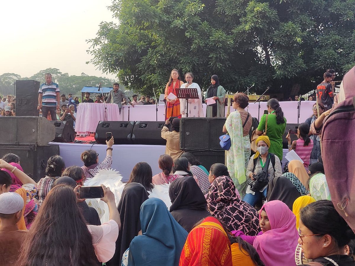 ‘নারীর ডাকে মৈত্রী যাত্রা’ কর্মসূচিতে ঘোষণাপত্র পাঠ করেন তিনজন নারী। তাঁদের দুজন জুলাই শহীদ পরিবারের সদস্য, আরেকজন মানবাধিকারকর্মী। আজ শুক্রবার বিকেলে রাজধানীর মানিক মিয়া অ্যাভিনিউয়ে