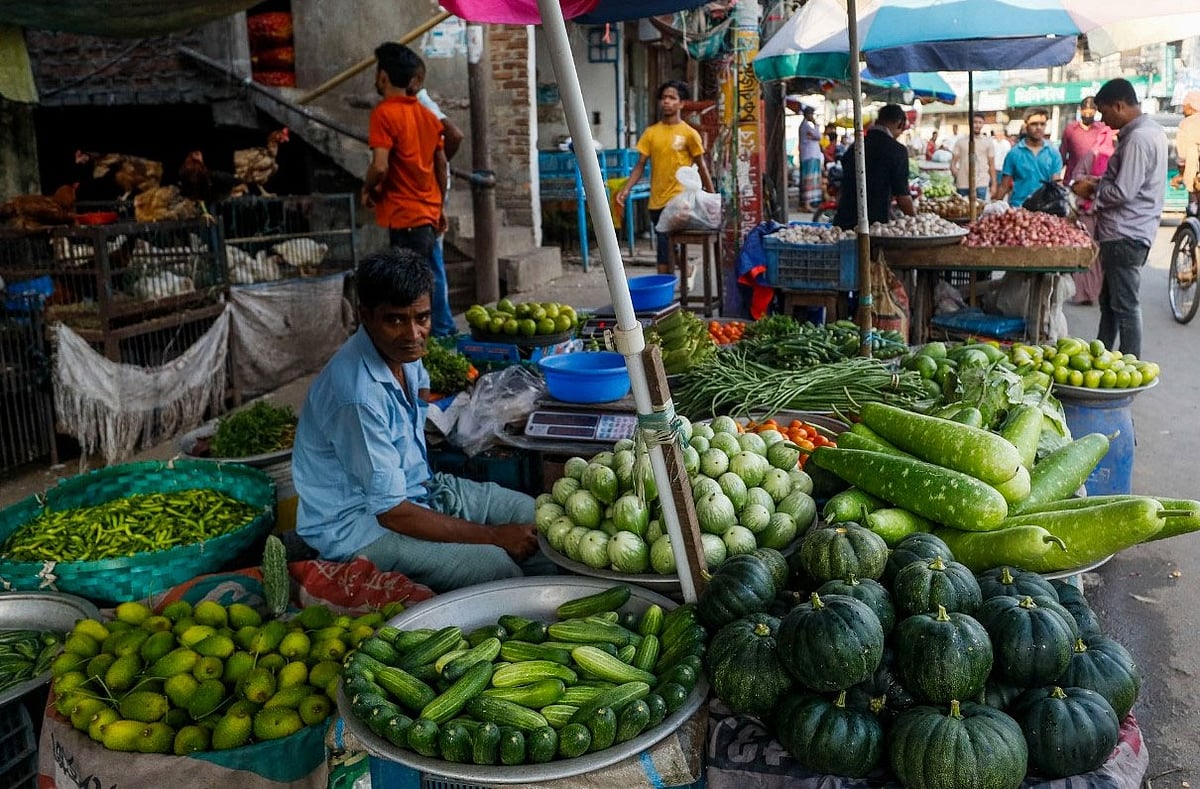 চট্টগ্রাম নগরের চকবাজারে ক্রেতার অপেক্ষায় এক সবজি বিক্রেতা। আজ দুপুরে তোলা