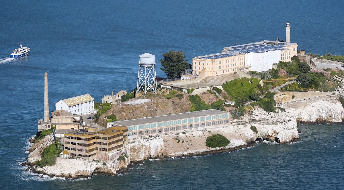 ক্যালিফোর্নিয়ার সান ফ্রান্সিসকোর আলকাট্রাজ দ্বীপে অবস্থিত আলকাট্রাজ কারাগার