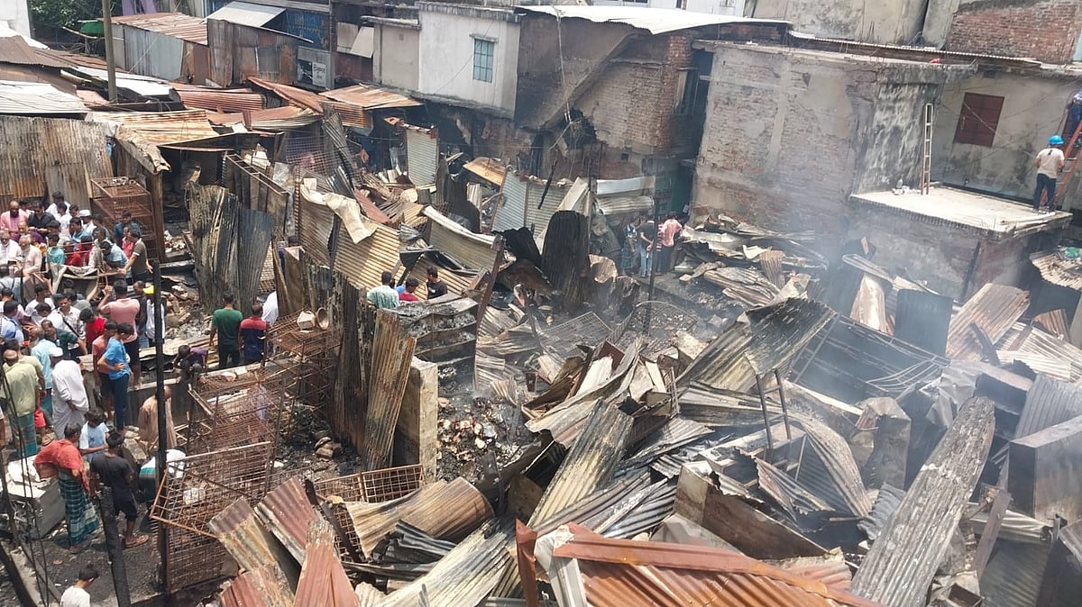 শ্রীনগর বাজারের কাপড়পট্টি, বানিয়াপট্টি ও মুরগিপট্টি নামের তিনটি গলিতে আগুন লেগে ৭৯টি দোকান ক্ষতিগ্রস্ত হয়েছে। আজ শুক্রবার সকালে তোলা