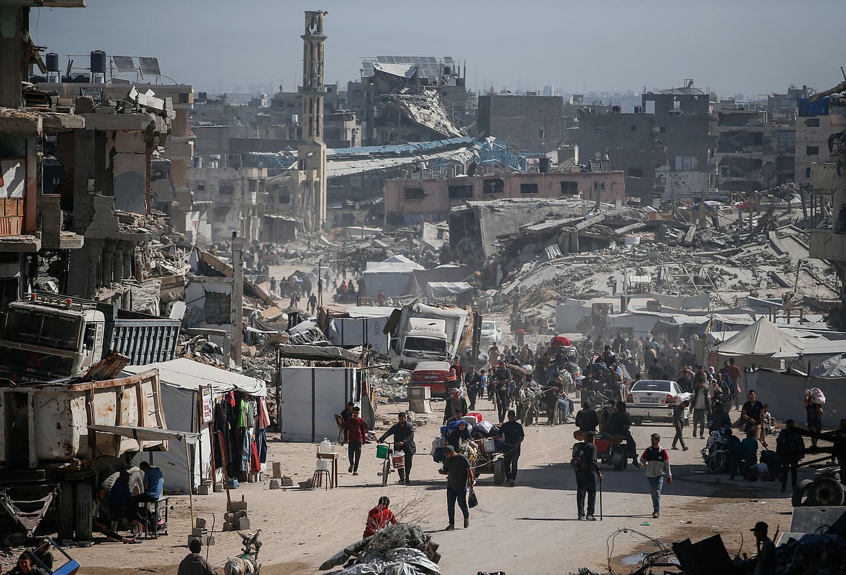 ইসরায়েলি বাহিনীর বোমা হামলার মুখে আশ্রয়স্থল ছেড়ে পালাচ্ছেন ফিলিস্তিনিরা। গতকাল উত্তর গাজায়