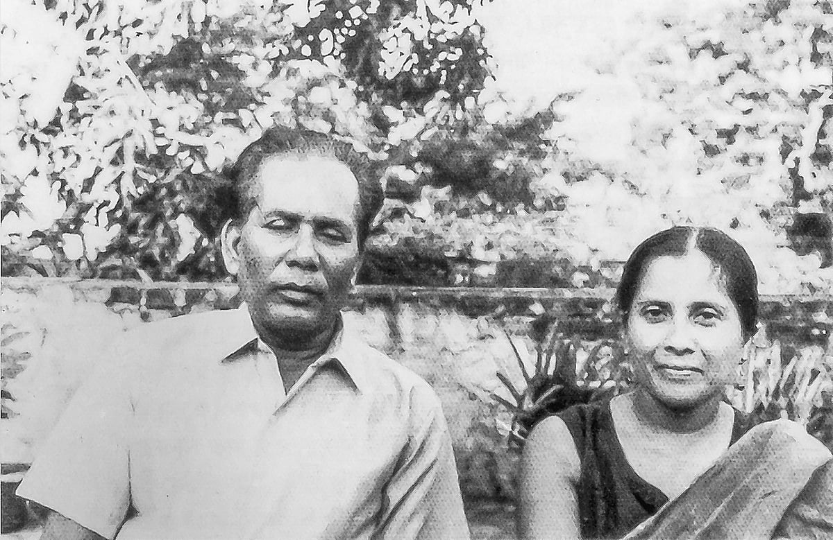 ঢাকার শান্তিনগরের বাসায় শিল্পাচার্য জয়নুল আবেদিন ও স্ত্রী জাহানারা আবেদিন। ছবি: বাংলাদেশ শিল্পকলা একাডেমি প্রকাশিত জয়নুল আবেদিন বই থেকে