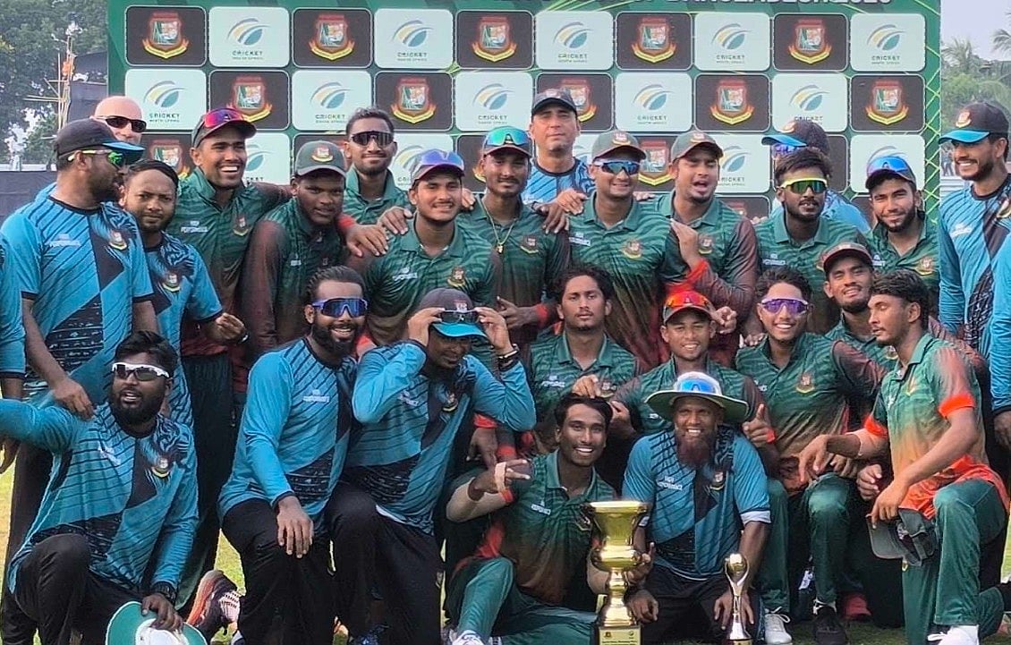 সিরিজ জয়ের পর ট্রফি নিয়ে উচ্ছ্বসিত বাংলাদেশ ইমার্জিং দল