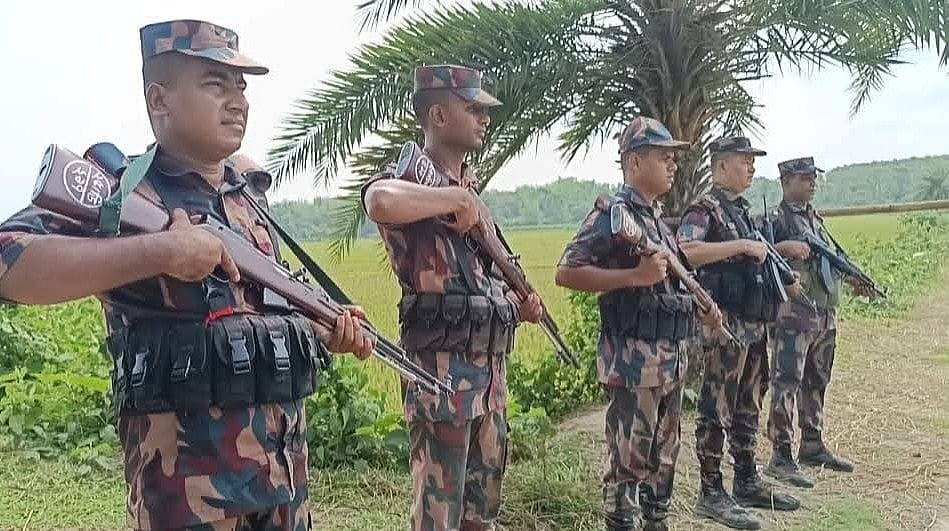 ব্রাহ্মণবাড়িয়ার বিজয়নগর উপজেলার সিঙ্গারবিল সীমান্তে সতর্ক অবস্থানে বিজিবি সদস্যরা। আজ শুক্রবার সকালে