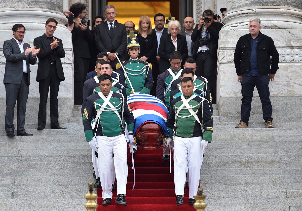 সর্বসাধারণের শ্রদ্ধা নিবেদনের পর উরুগুয়ের পার্লামেন্ট ভবন থেকে সাবেক প্রেসিডেন্ট হোসে মুহিকার মৃতদেহ বের করে আনা হচ্ছে