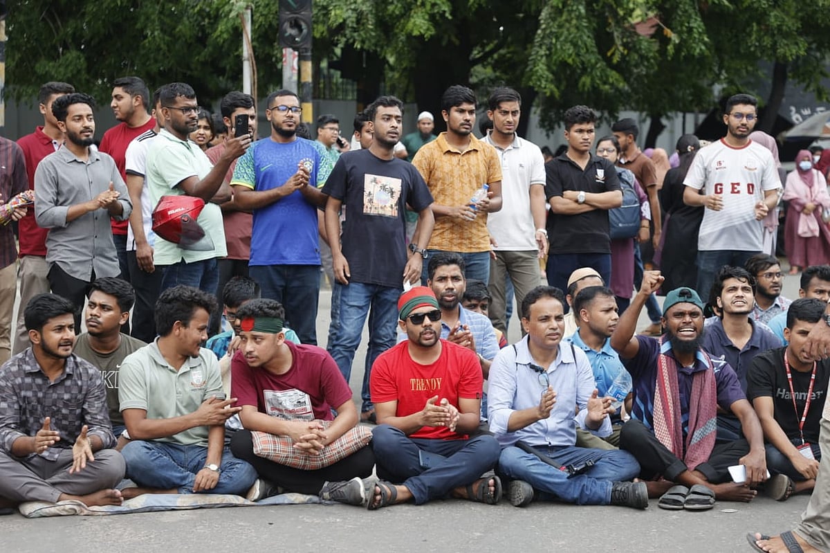 কাকরাইল মোড়ে জগন্নাথ বিশ্ববিদ্যালয়ের শিক্ষার্থীদের অবস্থান। আজ শুক্রবার সকালে