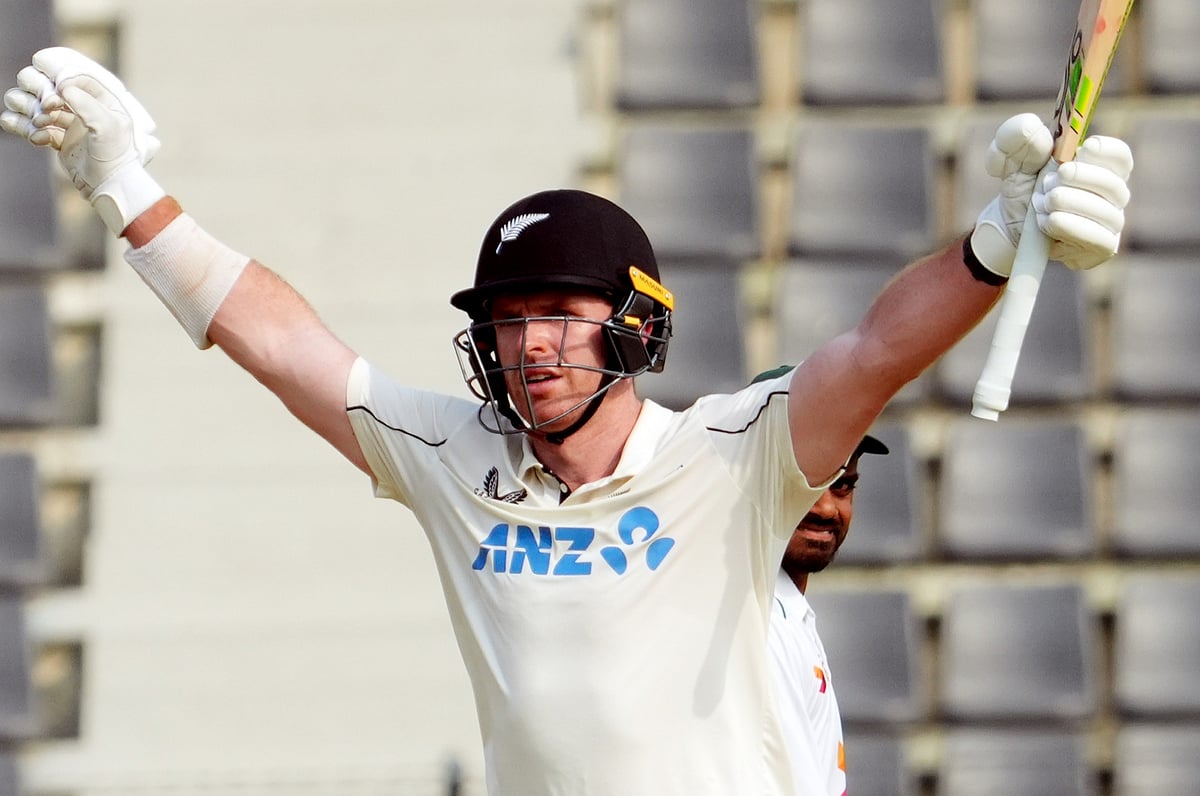 সেঞ্চুরির পর নিক কেলির উদ্‌যাপন