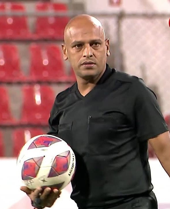 রেফারি জি এম চৌধুরী নয়ন।