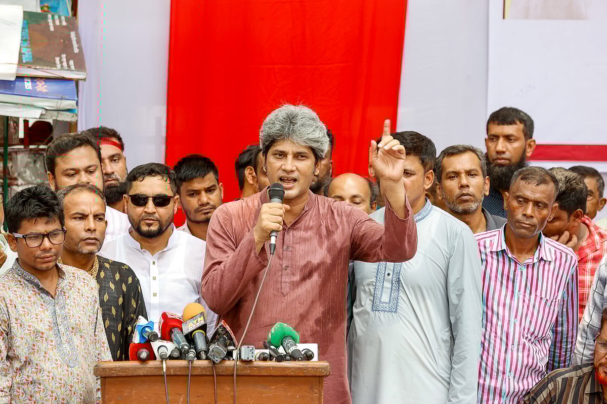 ঐতিহাসিক ফারাক্কা লংমার্চ দিবসে আয়োজিত সমাবেশে বক্তব্য দেন গণসংহতি আন্দোলনের প্রধান সমন্বয়কারী জোনায়েদ সাকি। শুক্রবার জাতীয় প্রেসক্লাবের সামনে