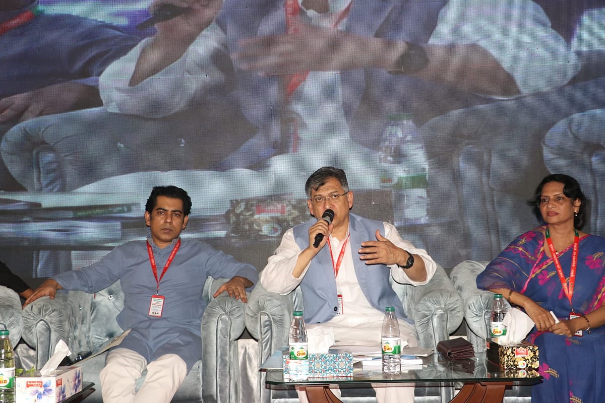 খুলনায় ‘শিক্ষা, স্বাস্থ্য ও মৌলিক অধিকার নিয়ে তারুণ্যের ভাবনা’ শীর্ষক সেমিনারে প্রধান অতিথির বক্তব্য দিচ্ছেন বিএনপি নেতা সালাহউদ্দিন আহমদ। শুক্রবার বিকেলে খুলনা প্রেসক্লাবের ব্যাঙ্কুয়েট হলে