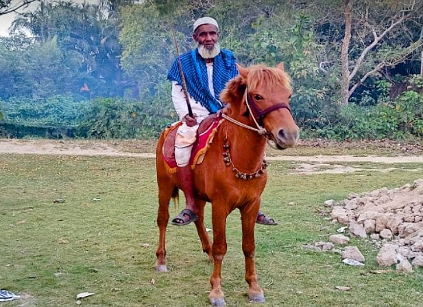 এই ঘোড়ার পিঠে চড়ে কবর খোঁড়ার জন্য বিভিন্ন এলাকায় ছুটে যেতেন মনু মিয়া।
