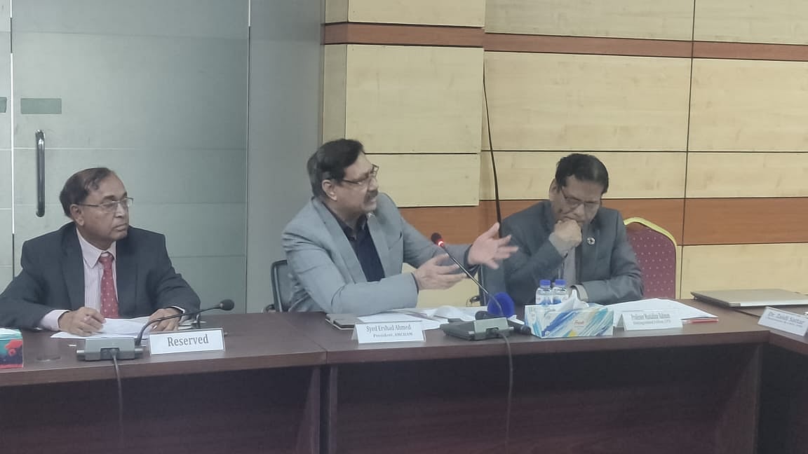 ইন্টারন্যাশনাল বিজনেস ফোরাম অব বাংলাদেশ আয়োজিত সেমিনারে কথা বলছেন আমেরিকান চেম্বার অব কমার্স ইন বাংলাদেশের (অ্যামচেম) সভাপতি সৈয়দ এরশাদ আহমেদ