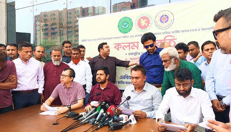 সংবাদ সম্মেলনে এনবিআর সংস্কার ঐক্য পরিষদের নেতারা। আজ শনিবার রাজধানীর আগারগাঁওয়ে এনবিআর ভবনে