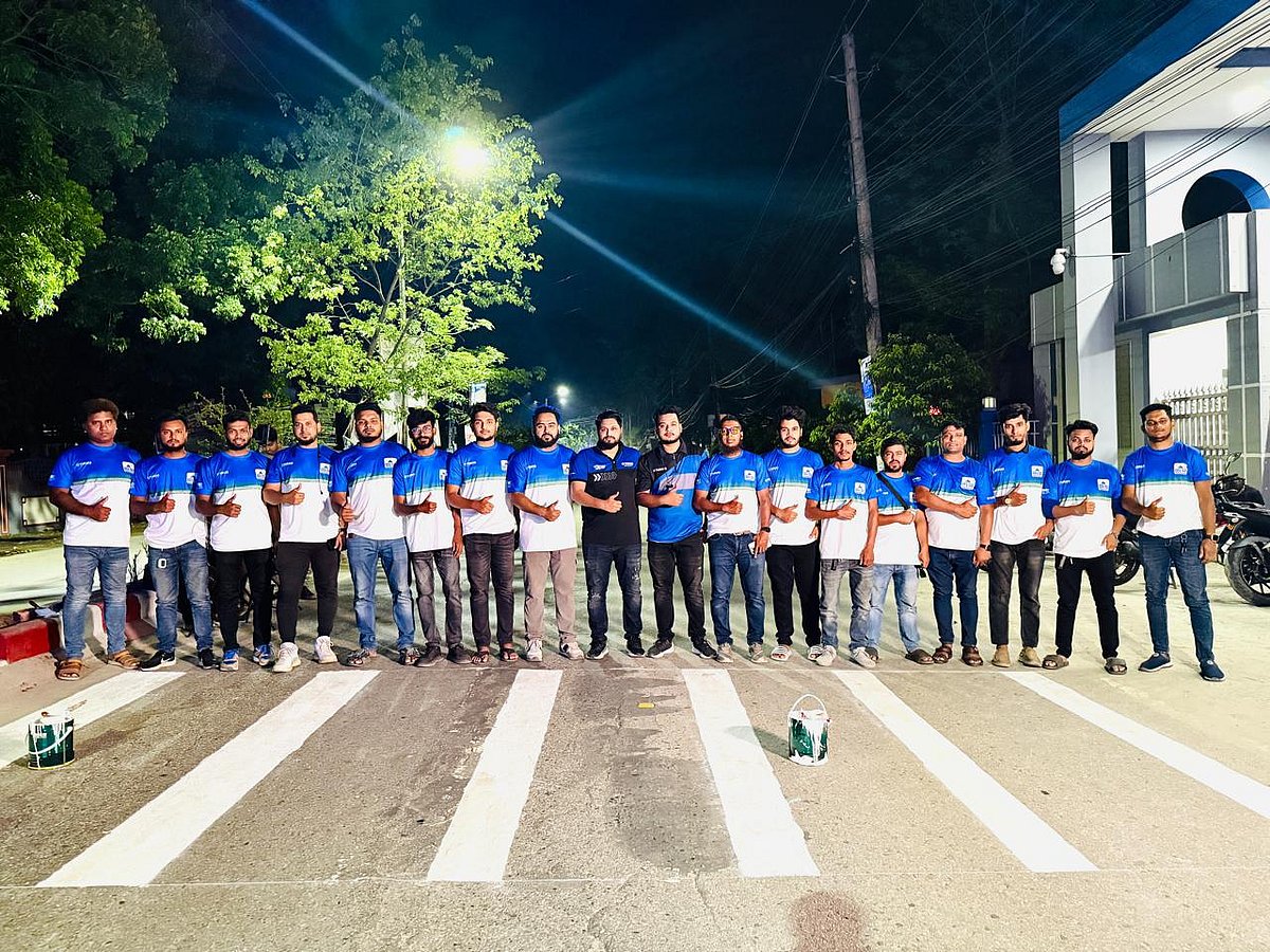 ফরিদপুর শহরের একটি জেব্রা ক্রসিং পুনঃ রংকরণ শেষে ইয়ামাহা রাইডারস ক্লাবের সদস্যরা।