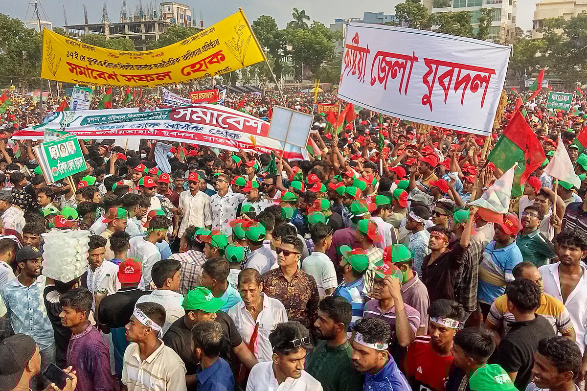 খুলনা-বরিশাল বিভাগের সমন্বয়ে তারুণ্যের রাজনৈতিক অধিকার প্রতিষ্ঠার সমাবেশে খুলনা ও বরিশাল বিভাগের বিএনপির নেতা–কর্মীরা জমায়েত হন। খুলনা সার্কিট হাউজ মাঠ , ১৭ মে