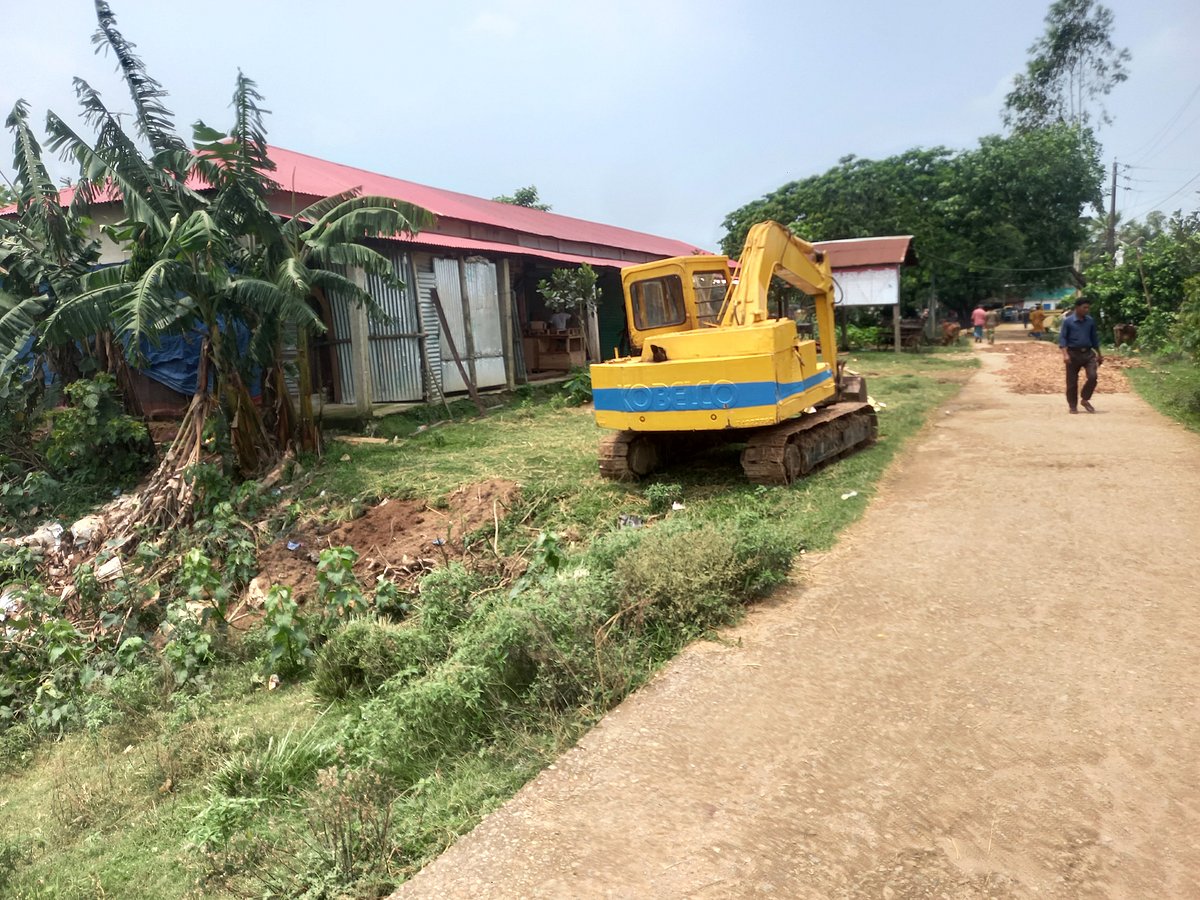 সুনামগঞ্জের দোয়ারাবাজার উপজেলার দোয়ারাবাজার-টেংরাটিলা সড়কের পাশে গিরিসনগর এলাকায় গড়ে তোলা ব্যবসাপ্রতিষ্ঠান। গত বুধবার তোলা।